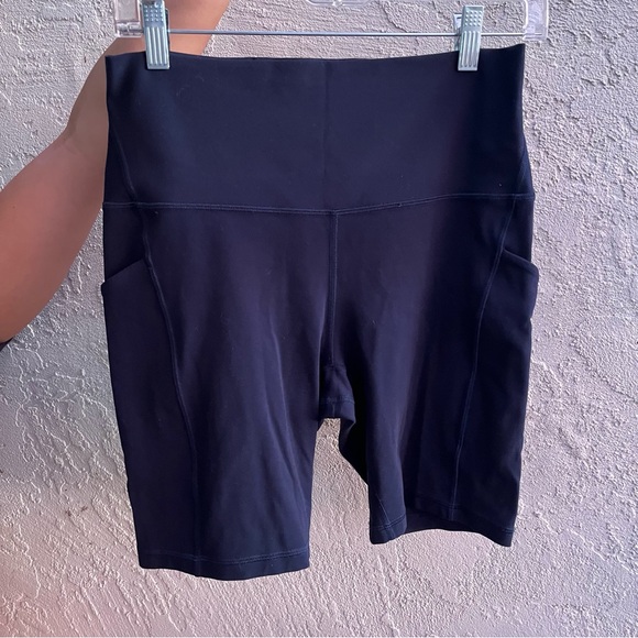 Lululemon Align high rise shorts pockets - Picture 2 of 3